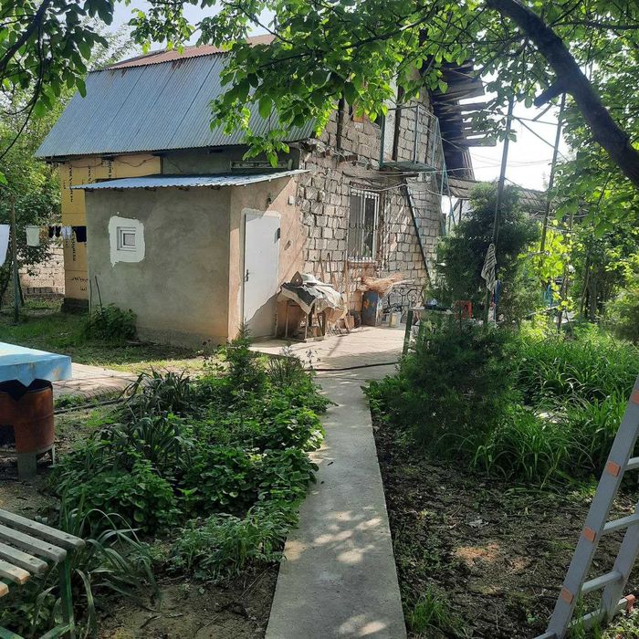 Продаётся дача с баней, двумя домами и бассейном