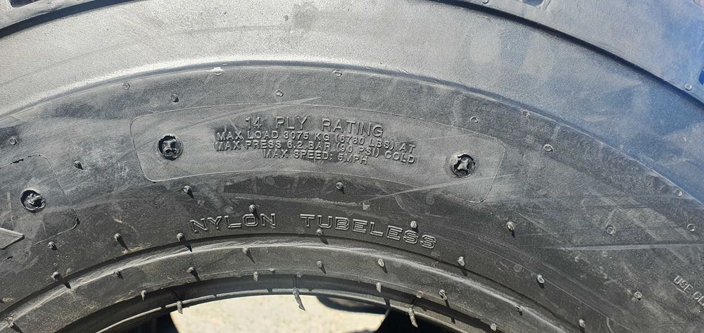 12-16.5 cauciucuri noi profil de asfalt pentru BOBCAT CTS6