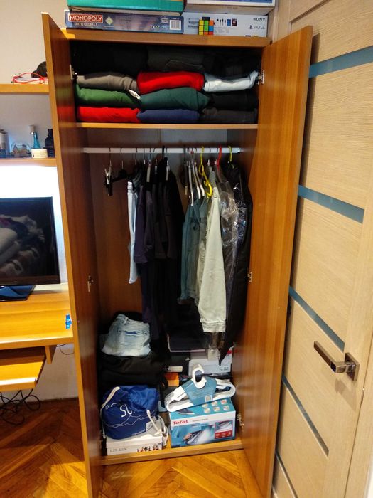 Vând mobilă tineret pt. dormitor cu birou incorporat. Preț 1250 lei.