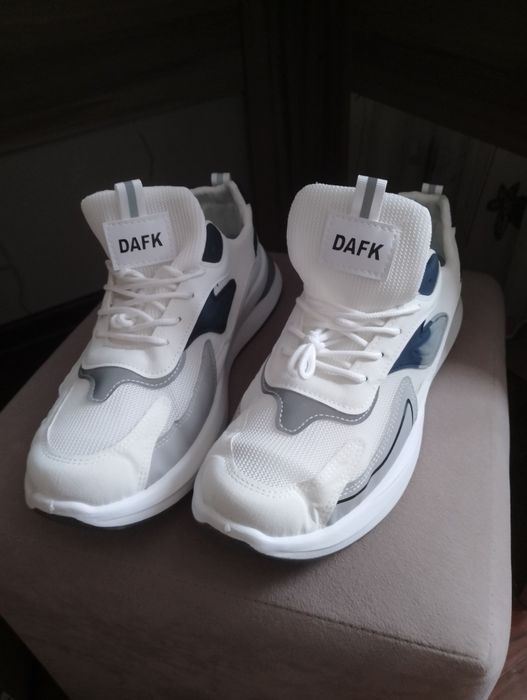 Продам мужские кроссовки