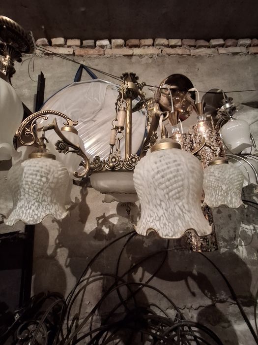 Люстра sotiladi har xil