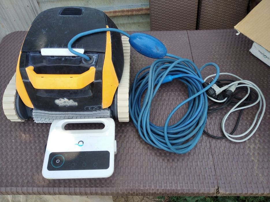 Почистващ робот за басейни Dolphin E25