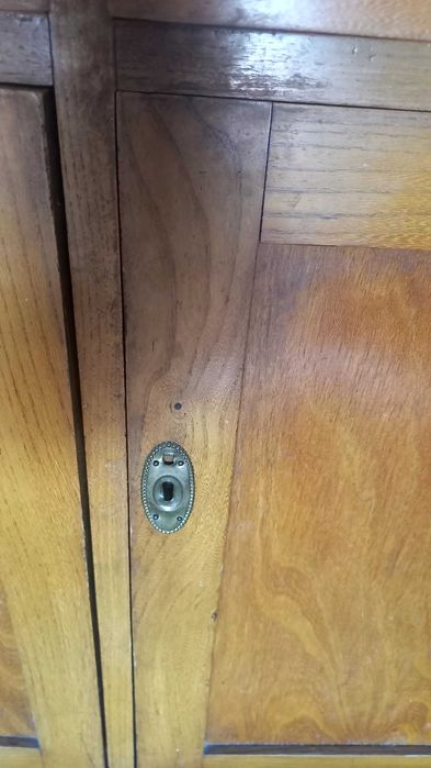 Старинен ретро шкаф