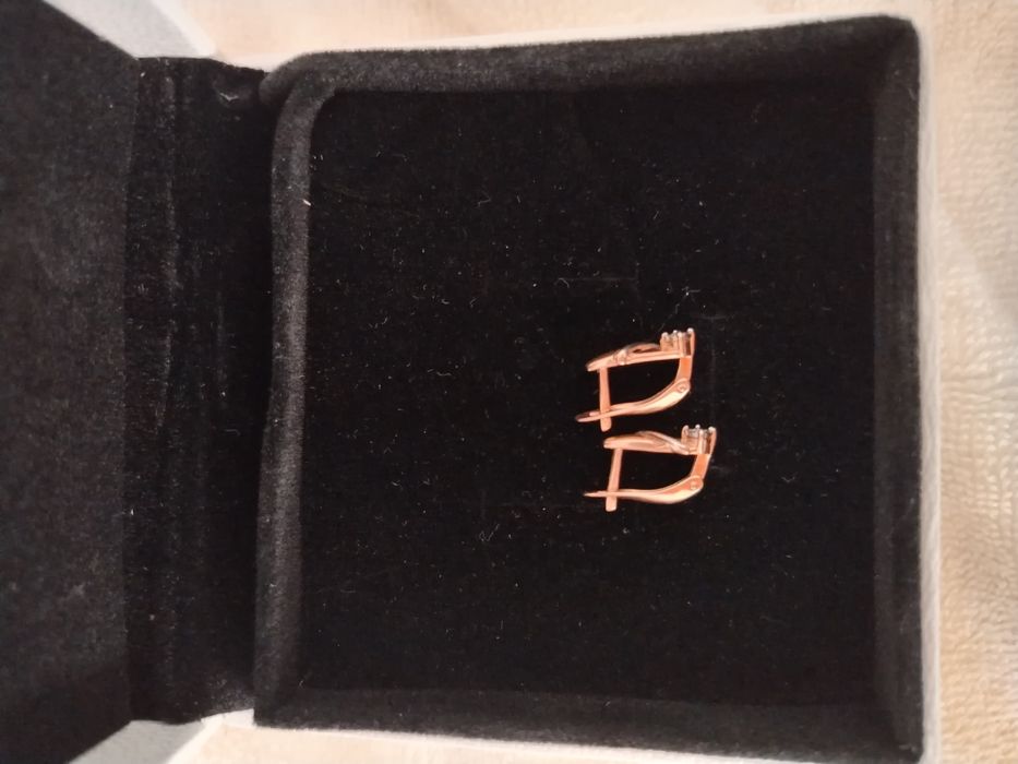 Продам золотые серьги