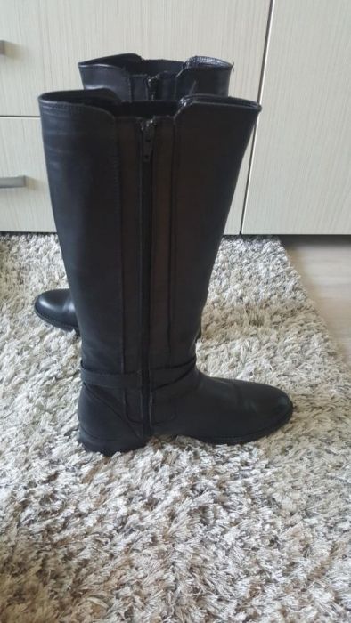 Vând o pereche de cizme de damă din piele nr 38