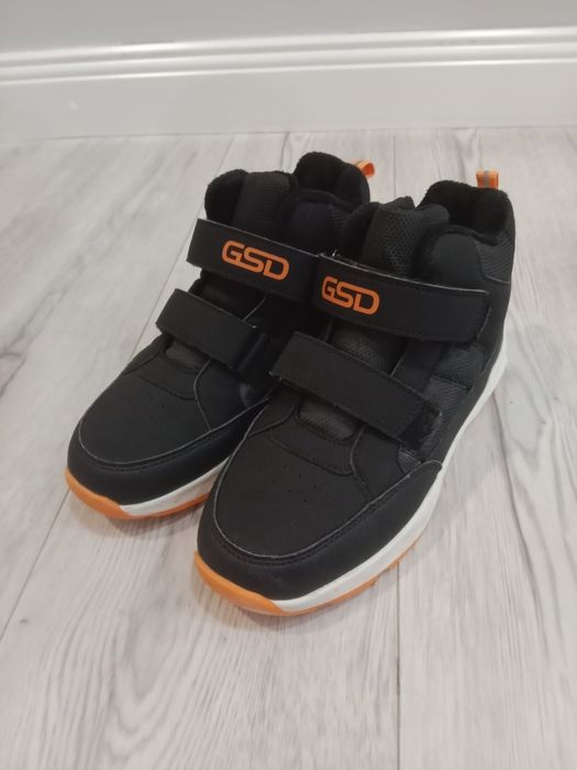 Там кроссовки тридцать седьмой размер новые