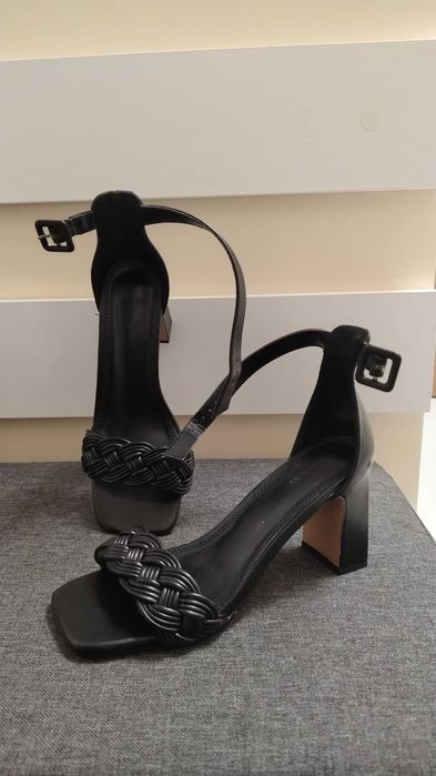 Черни сандали на ток