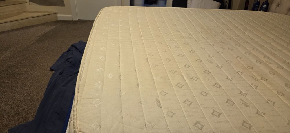 saltea de pat  folosita dar în stare buna  cu dimensiunile de 200 cm pe 160 cm
