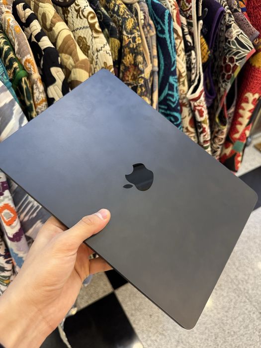 Apple Macbook Air M2 13.6