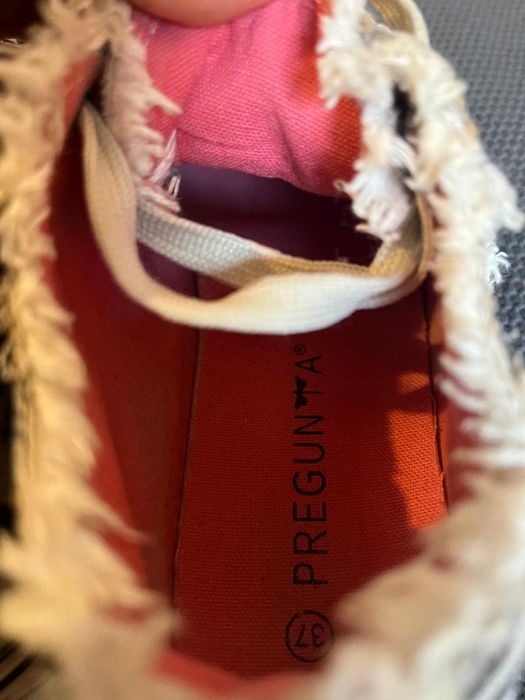 Teneși Pregunta la super preț!