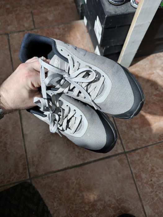 Vând Air max invigor
