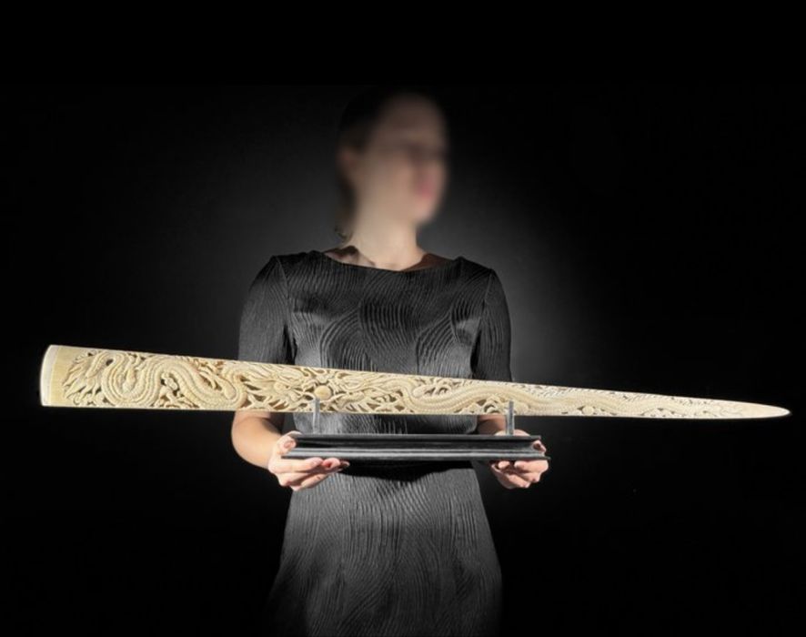 Colt de peste spada sculptat manual