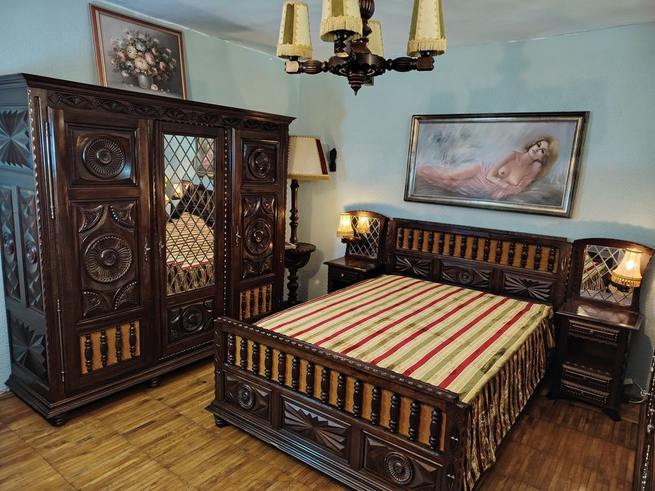 Mobilier dormitor, set format din dulap pat și noptiere