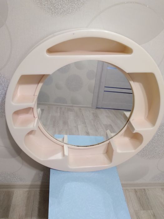 Продам два зеркала с полочками по 4тыс.тг