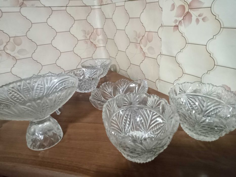 Хрустальные салатницы, вазочки и тд.