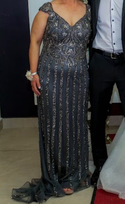 Продавам дълга официална рокля