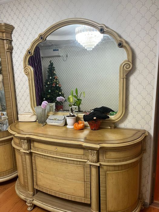 Шкаф и зеркало..