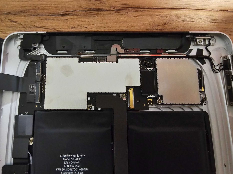 Apple iPad 1st Gen (A1337 EMC 2328) 64GB + 3G – За части / Подута батерия