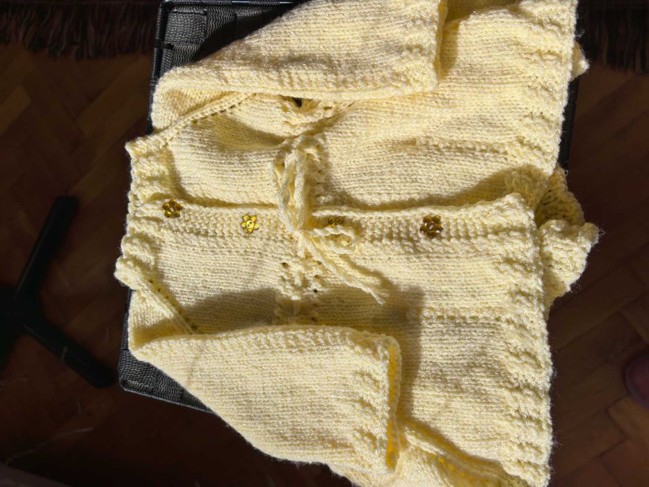 Ръчно плетена бебешка рокличка-жълта