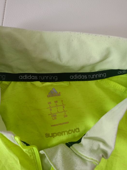Vând haina sport adidas, produs de calitate superioara mărimea L.