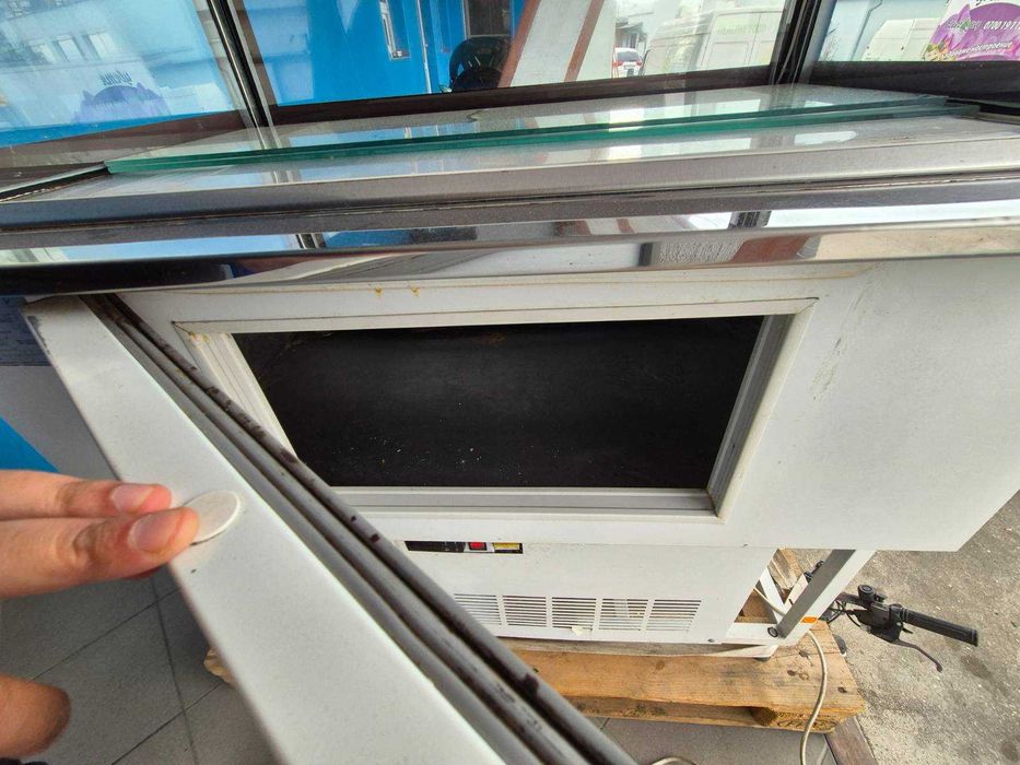 Сладкарска хладилна витрина