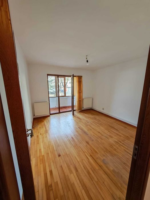 Vând apartament 3 camere decomandat (cu garaj și loc de parcare)