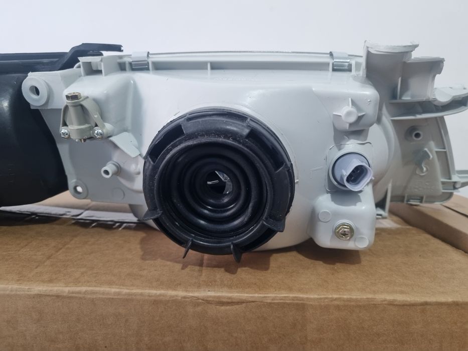 Тойота Карина Е хрустальный фара