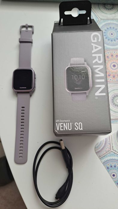 часовник Garmin VENU SQ