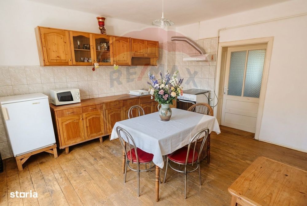 Casă cu 4 camere de vânzare - str. Morii