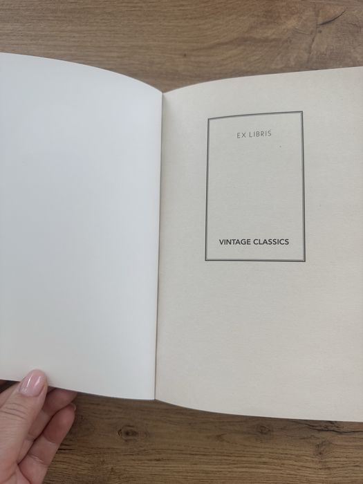 The Handmaid’s Tale – Margaret Atwood, noua