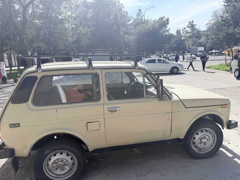 НИВА 1982 года Бежевый