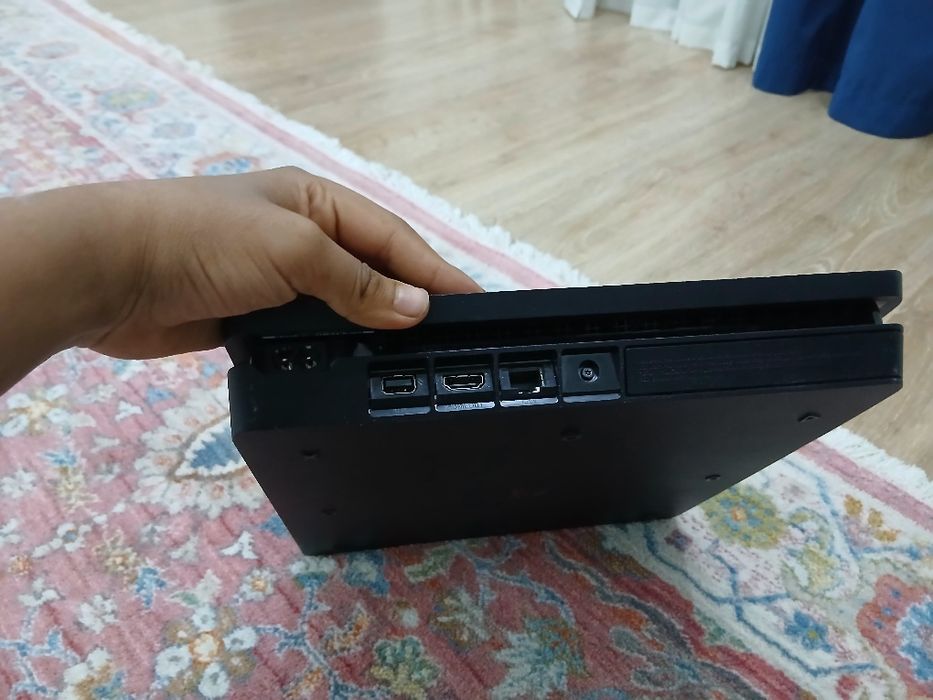 Срочно продам PlayStation 4 в Астане!