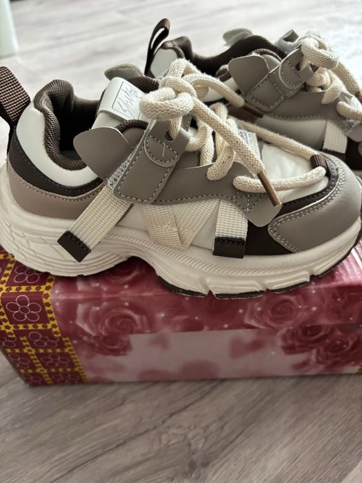 Продам кроссовки на девочку