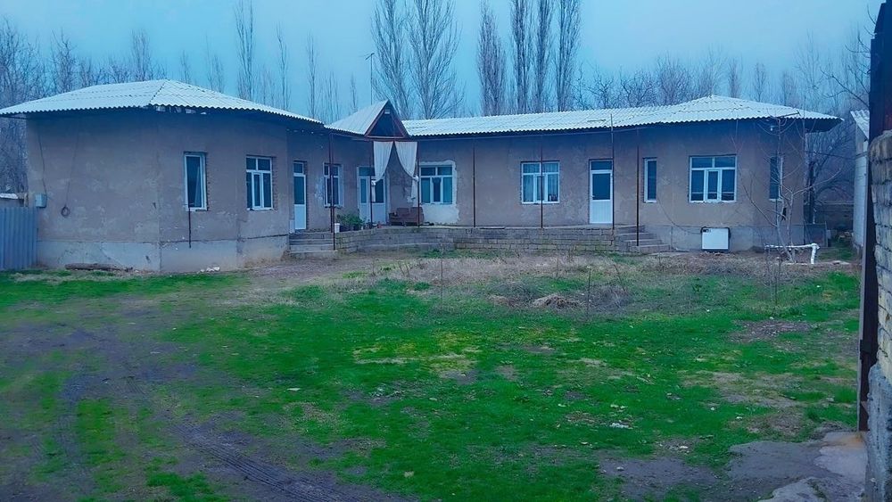 У́ртасаройда 10 сотх 6 хонали ховли сотилади . У́ртачирчик тумани