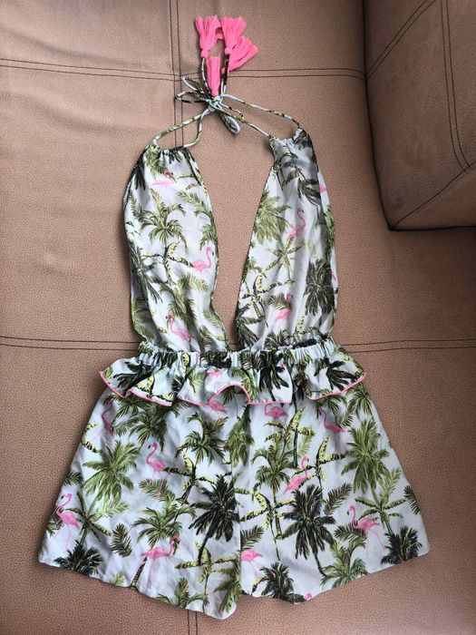 Плажен гащеризон с V-образно деколте и гол гръб