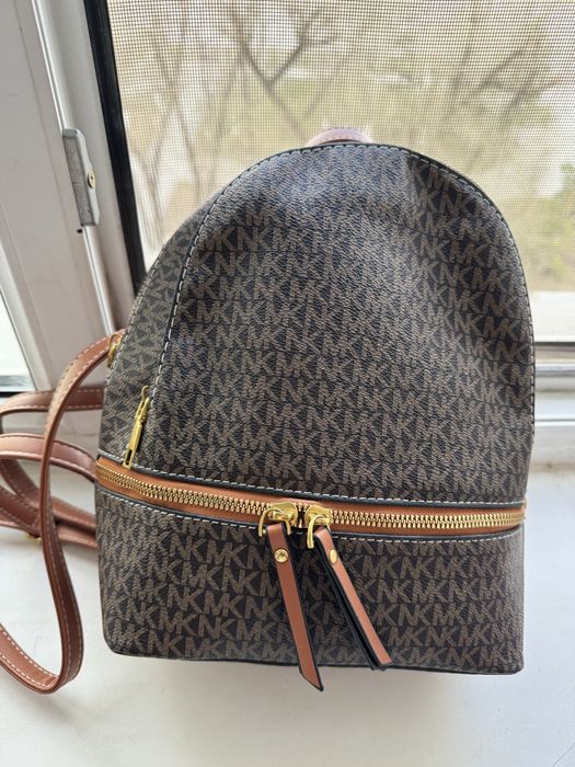 Рюкзак продается на дешевом цене