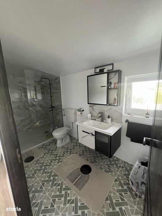 Casă cu 8 camere, piscină și garaj