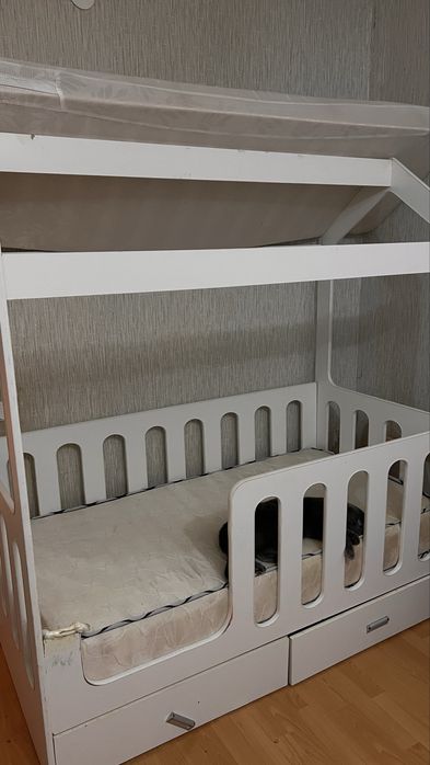 Отдам кровать детскую домик