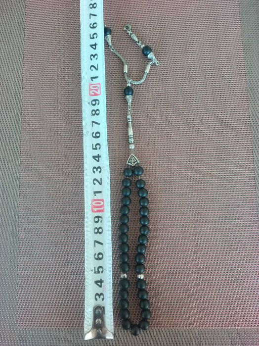 Прекрасна с изработката си старинна броеница.