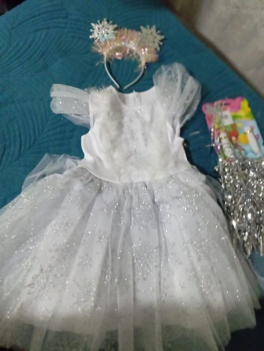 Продам новое платье на 2-3 года снежинка
