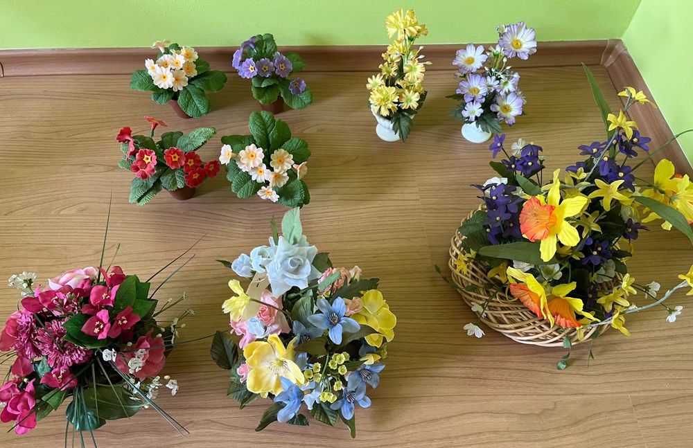 Саксии и вазички с изкуствени цветя лот за 35 лв.