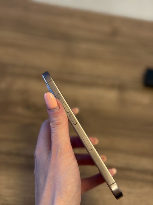 Iphone 16 pro - desert titanium