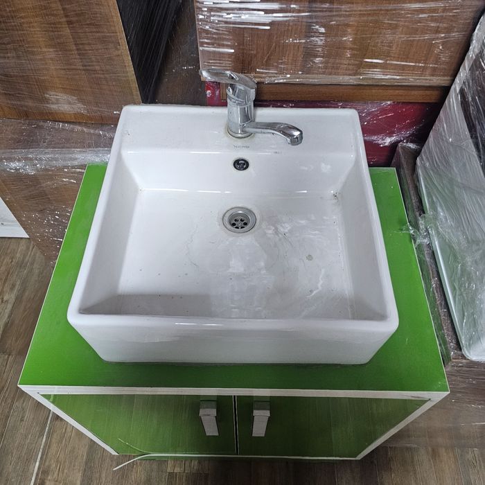 Тумба с раковиной.