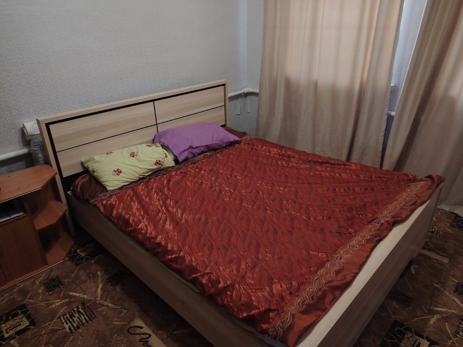 Продам кровать двуспальную с матрасом