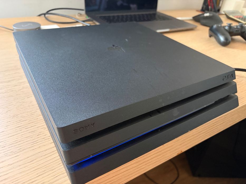 PlayStation 4 PRO 1TB + 2 jocuri, vând sau schimb