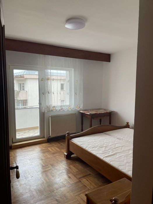 Apartament cu 4 camere de inchiriat