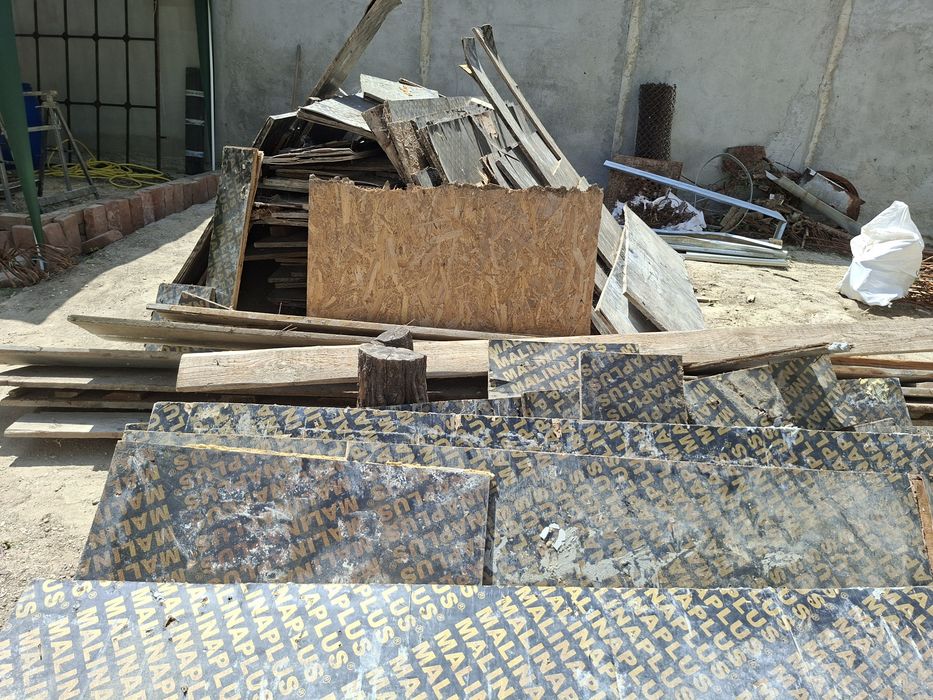 Placi cofraj ramase dupa constructie