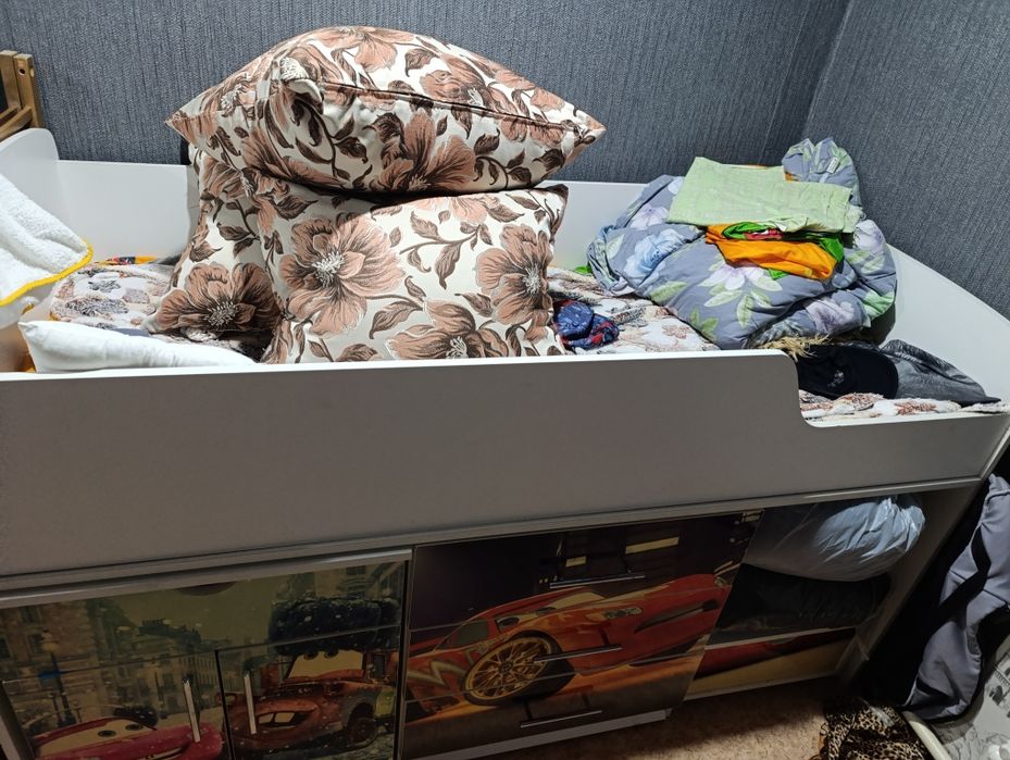 Детская кровать со столом и шкафчиками