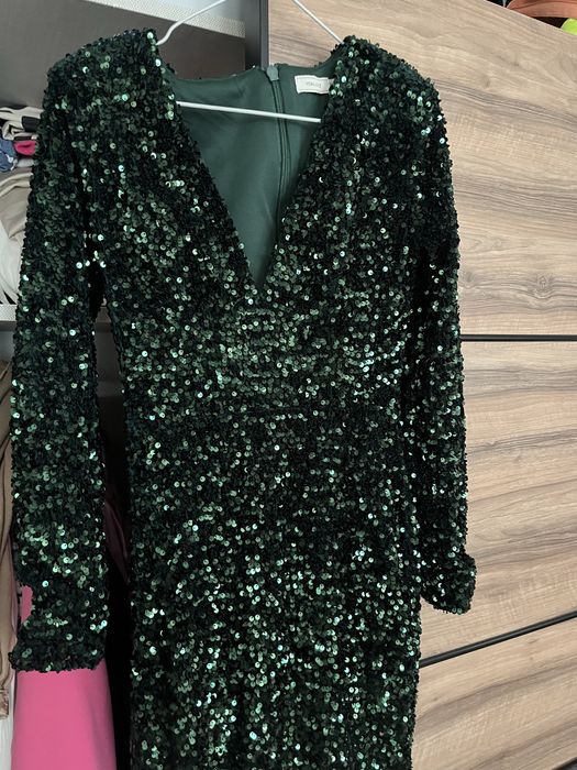 рокля с пайети и дълъг ръкав