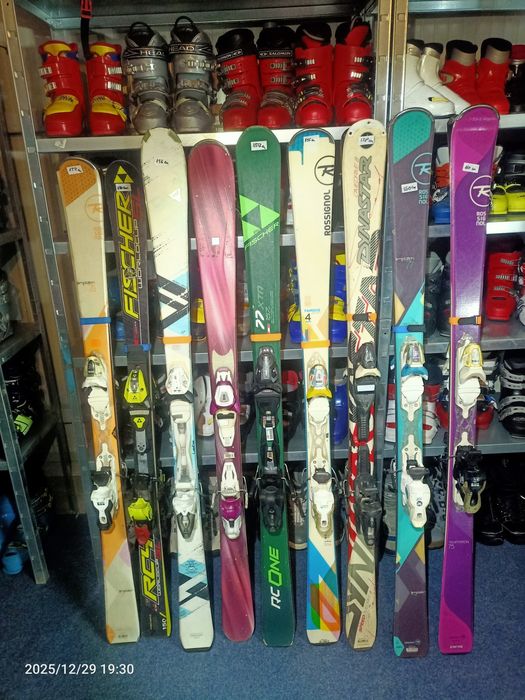 Vând skiuri clăpari bete placi snowboard booti căști